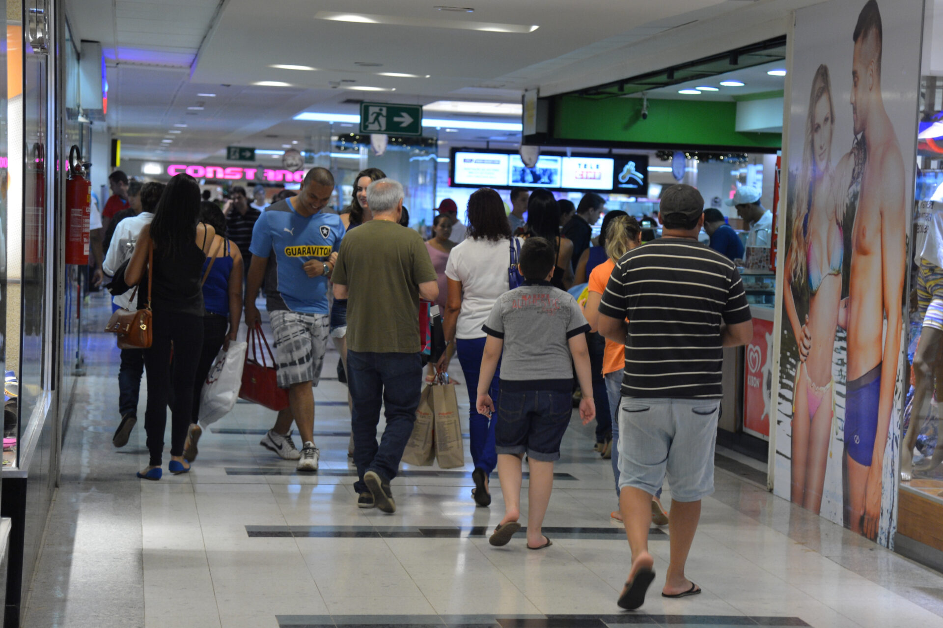 Shopping no centro de Brasília tem movimento intenso no último fim de semana antes do Natal